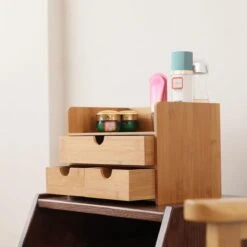 Merkloos Decopatent® Luxe Make-up Organizer Met 3 Lades - Cosmetica Organizer Make Up Met Schuiflade Bamboe Hout - Cosmeticahouder - Toren 14 Merkloos Decopatent® Luxe Make-up Organizer Met 3 Lades - Cosmetica Organizer Make Up Met Schuiflade Bamboe Hout - Cosmeticahouder - Toren -Modecosmetica 1200x1200 328