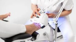 SUNfeet UV Lamp Op Statief - Lamp Voor Gelnagels 80W - LED Lamp Nagels - Gellak Lamp - Nageldroger - Wit -Modecosmetica 1200x674